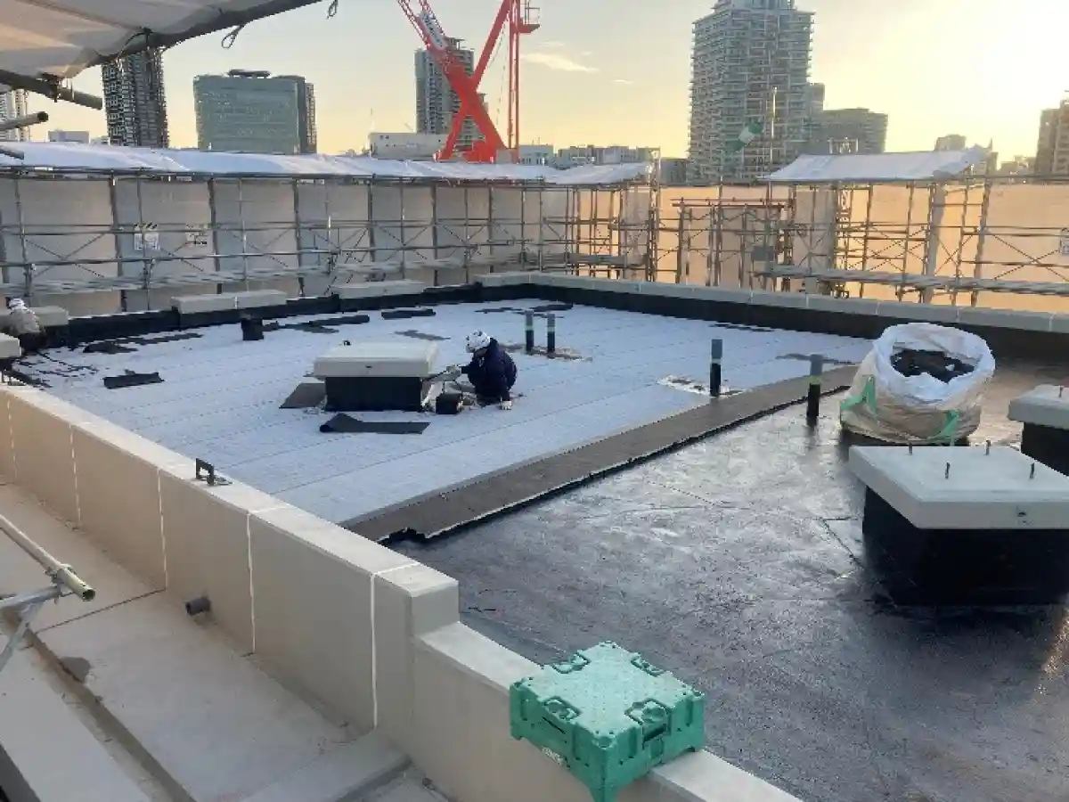 プライマー塗布完了（右側）・断熱材貼り付け中（左側）の様子