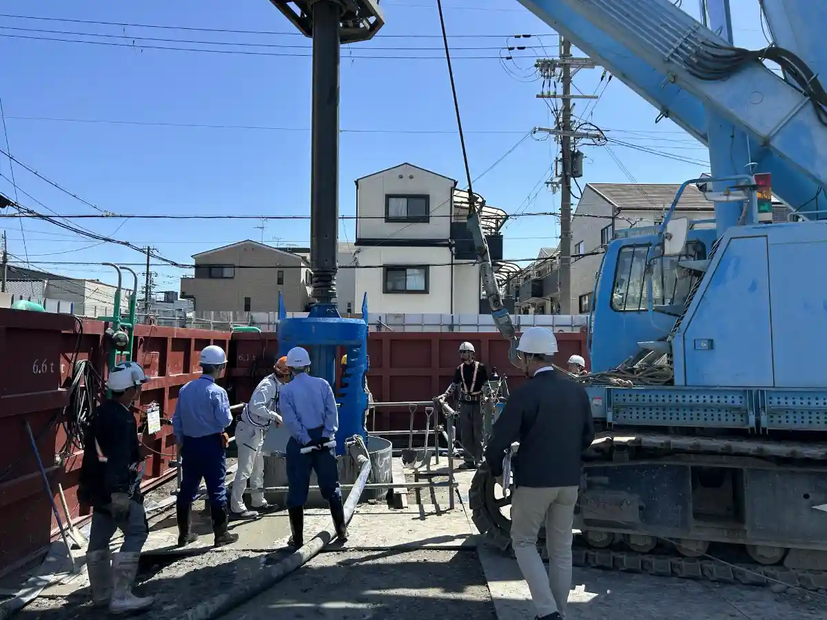 試験杭打設に伴う地盤削孔の様子