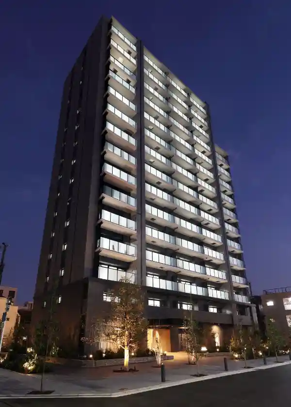 北西面外観（夕景）