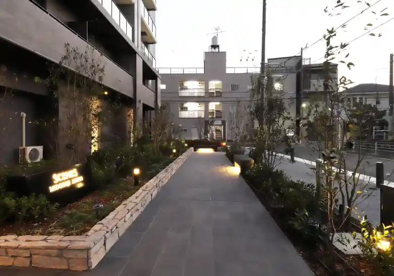 西面公開空地（夕景）