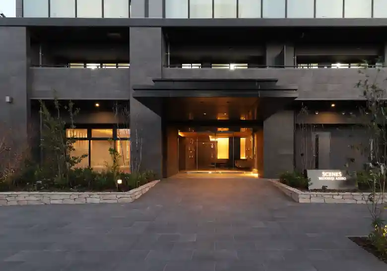エントランスアプローチ（夕景）
