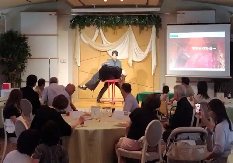 マジックを披露